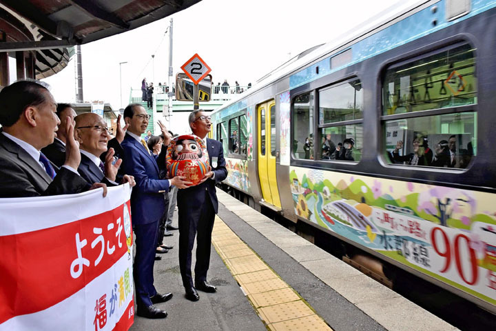 特別列車「開通90周年号」を出迎えた内堀知事ら＝JR磐城塙駅