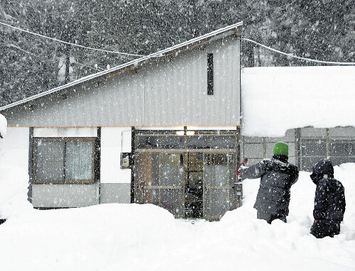 クマが入り込んだ住宅（２４日午後４時３分、喜多方市熱塩加納町熱塩で）