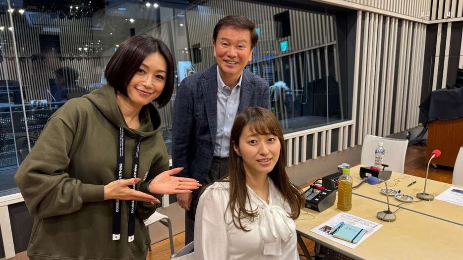 ラジオの収録で酒井法子(左)、森田健作(中央)と楽しいトークを繰り広げた三浦凪沙記者