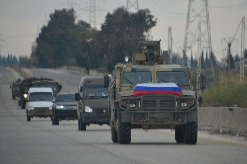 21日、シリア西部ラタキア郊外のヘメイミーム空軍基地からタルトゥースにあるロシア海軍基地へ向かう露軍の車列。先頭車両には露国旗が掲示されていた（大内清撮影）