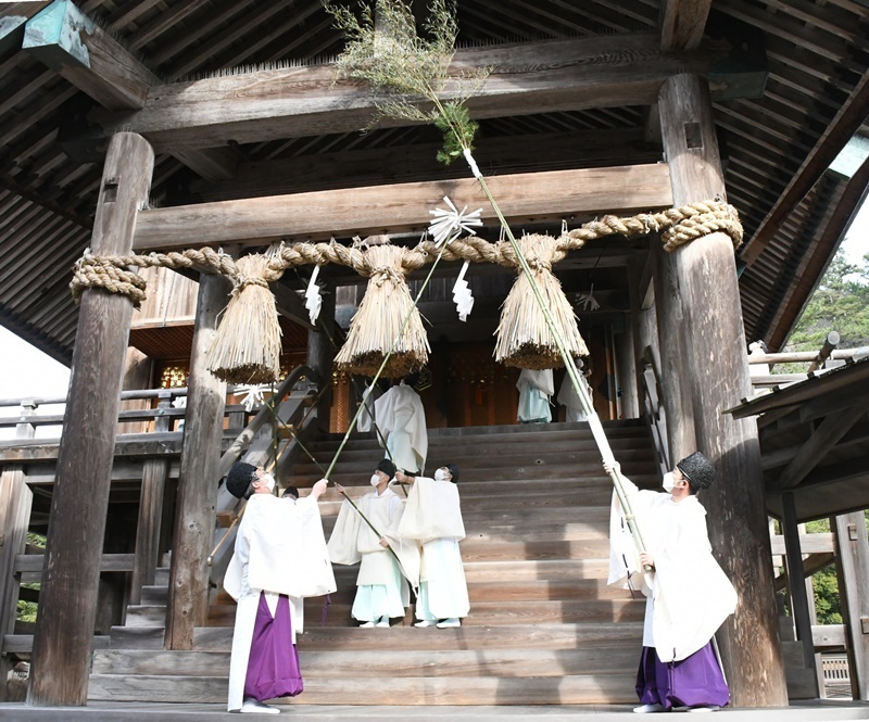 一年間のほこりを払い落とす神職たち＝出雲市大社町杵築東、出雲大社