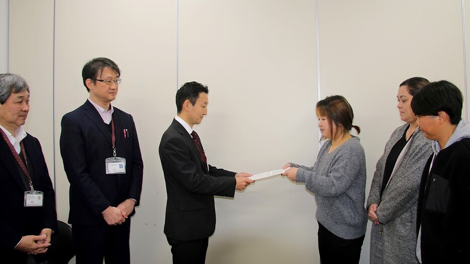 寒川町教育委員会に安全な登下校環境の対応を求めた上野さん（右から３人目）＝１３日、町役場