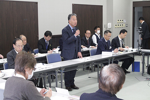 あいさつに立つ大橋市長