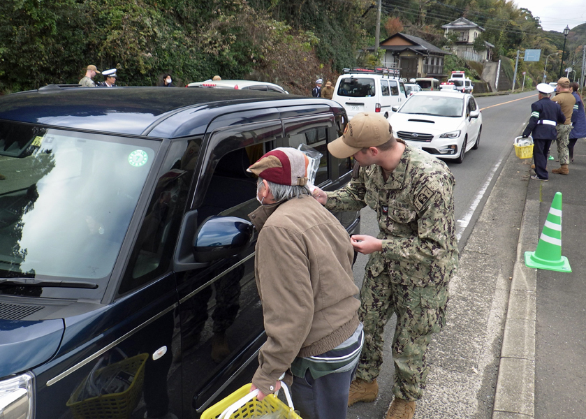 安全運転を呼びかける米海軍関係者＝西海市西海町