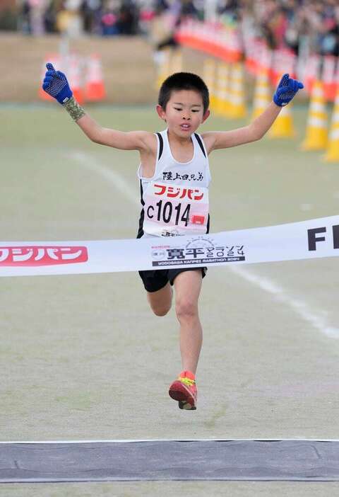 【フジパンプレゼンツ淀川寛平マラソン2024】「小学1～2年3キロ」　男子トップの福田一記さん＝淀川河川公園（撮影・甘利慈）