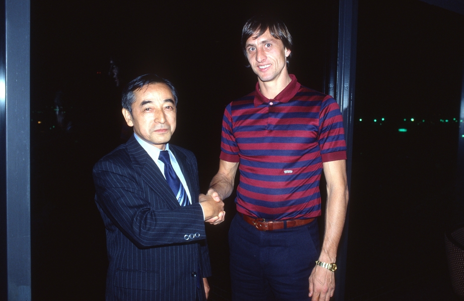 1980年、来日したヨハン・クライフにインタビューした賀川浩さん（写真◎サッカーマガジン）