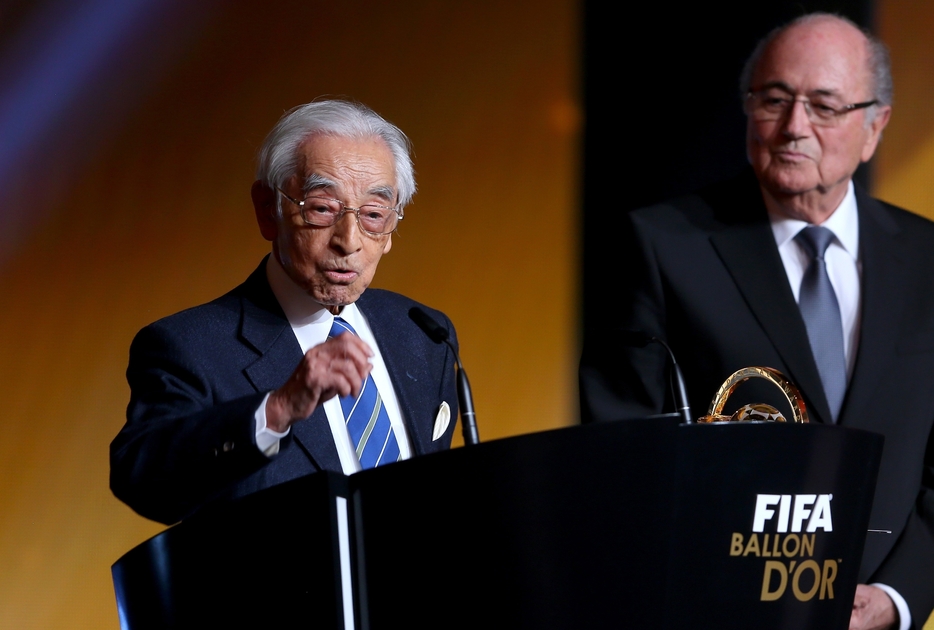 2015年、FIFA会長賞を受賞し、スピーチする賀川さん（写真◎Getty Images）