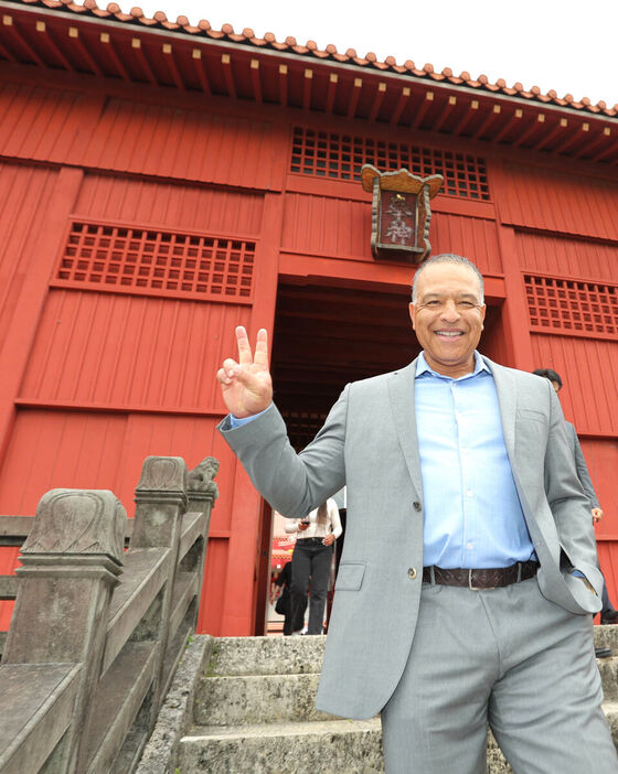 首里城を訪れ、「奉神門」の前でポーズをとるドジャース・ロバーツ監督（カメラ・中島　傑）