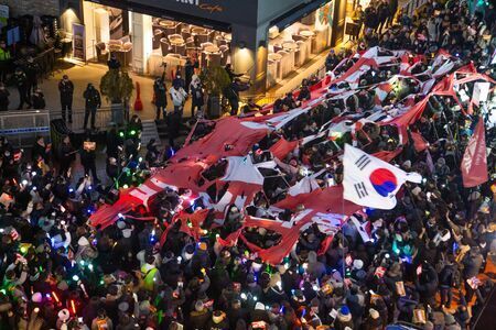 戒厳令に抗議する韓国の民衆（写真：Lee Jae Won/アフロ）