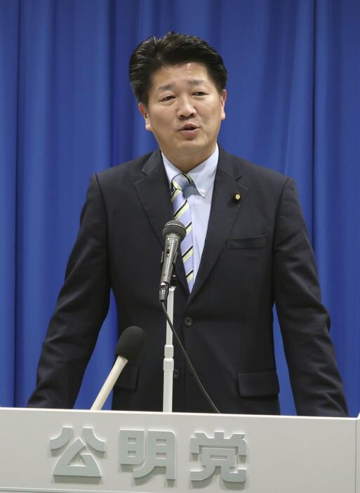 記者会見する公明党大阪府本部代表の石川博崇参院議員＝14日午後、大阪市