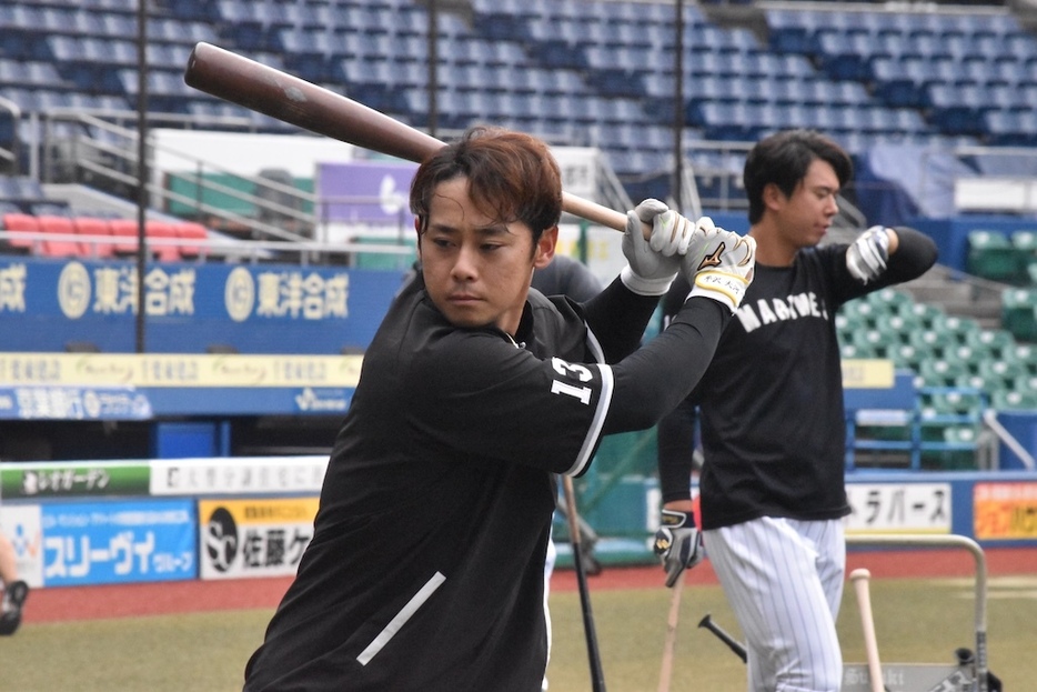 打撃練習するロッテ・平沢大河［撮影＝岩下雄太］