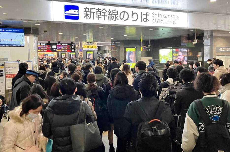 混雑する岡山駅の新幹線改札口付近＝28日午前8時半ごろ