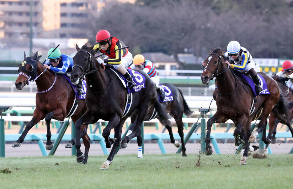 直線伸びてホープフルSを制したクロワデュノールと北村友騎手。右端は2着ジョバンニ