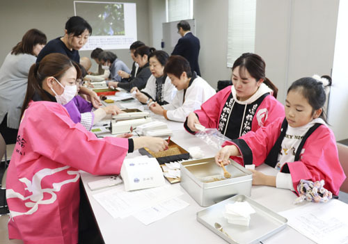 【屠蘇散を袋詰めする女将ら＝鳥羽市大明東町の鳥羽商工会議所で】