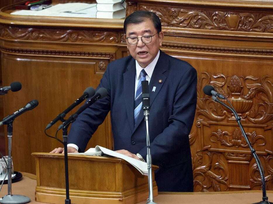 衆院本会議で代表質問に答弁する石破茂首相＝3日午後、衆院本会議場（春名中撮影）