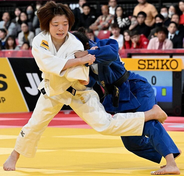 女子48キロ級決勝で、近藤美月（右）を攻める古賀若菜（撮影・柿森英典）