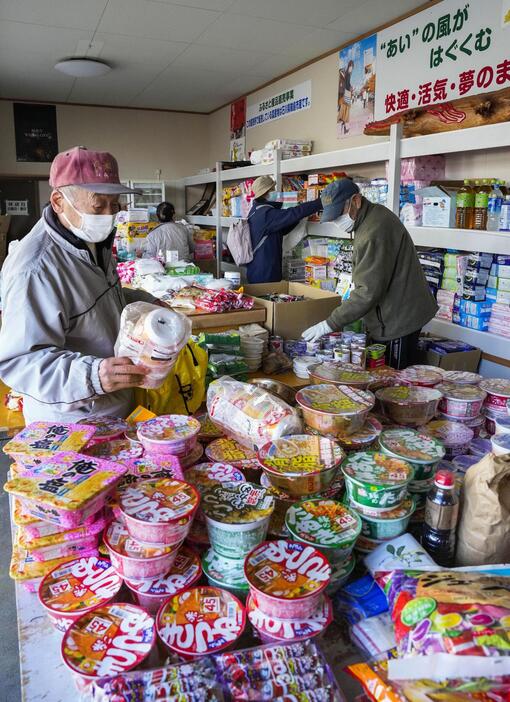 石川県輪島市で支援物資の食料を受け取る被災者ら＝1月