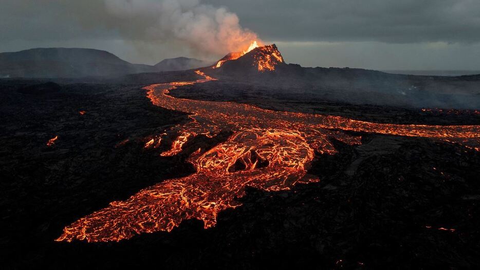 アイスランド・レイキャネス半島の火山から流れ出る溶岩＝６月