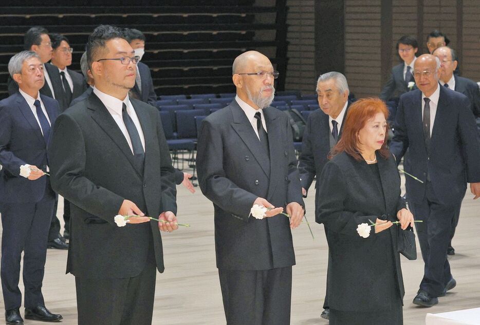 中日新聞社の白井文吾顧問・名誉会長のお別れの会に訪れた落合博満さん（中）ら