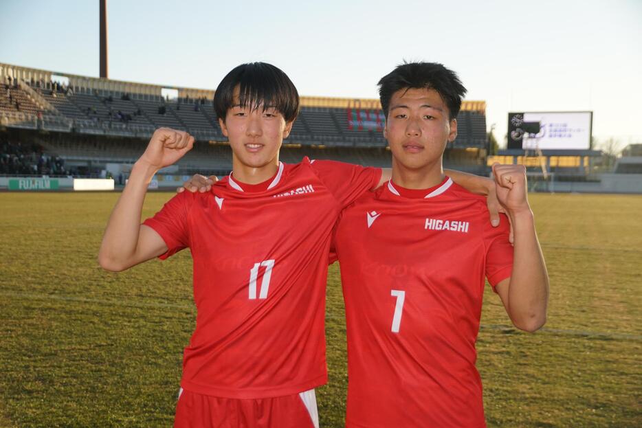 左から東福岡MF新貝颯大、MF稗田幹男(写真＝矢島公彦)