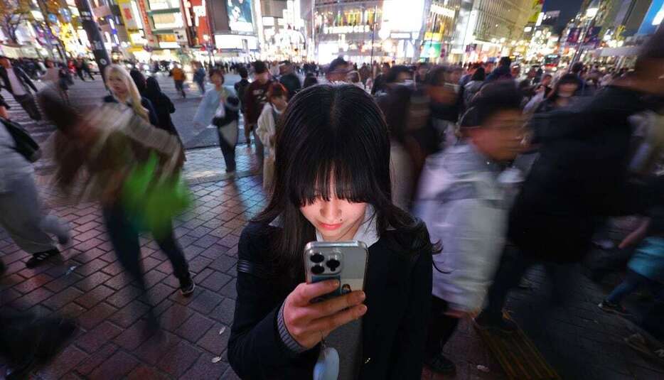 スマートフォンを手にSNSを利用する若者ら。国内では規制を巡る賛否が割れている＝東京都渋谷区（岩崎叶汰撮影）