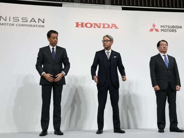 左から日産の内田誠社長、ホンダの三部敏宏社長、三菱自動車の加藤隆雄社長=2024年12月23日、東京都中央区、上田幸一撮影