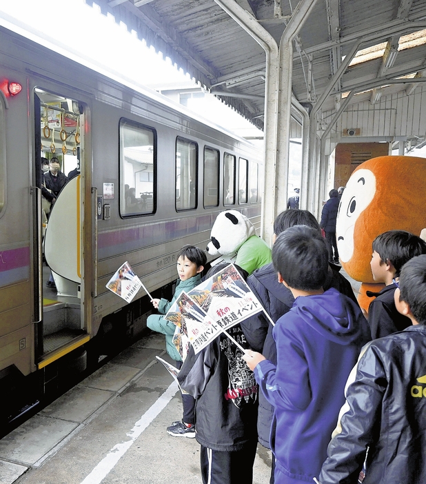 到着した臨時列車をホームで出迎える住民たち（広島県庄原市で）