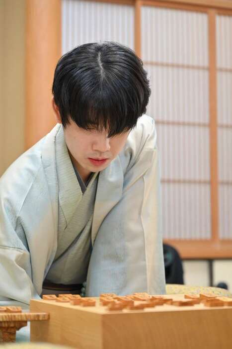 将棋の第37期竜王戦七番勝負第6局2日目に臨む藤井聡太竜王＝鹿児島県指宿市（日本将棋連盟提供）