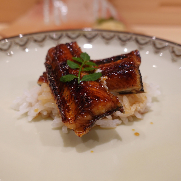 鰻丼はシャリではなく炊きたての白米で提供するこだわりっぷり。