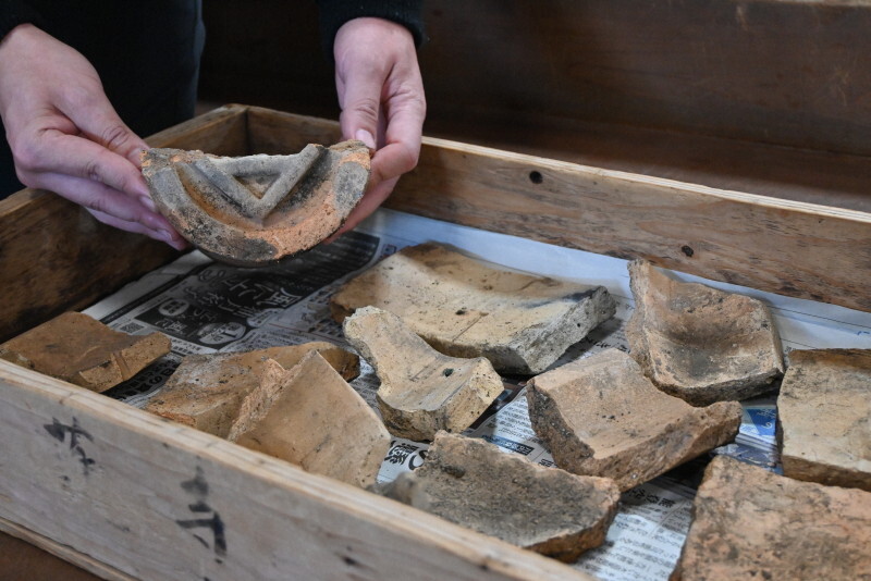 空襲で焼けたとみられる瓦の中には、寺の紋が入った瓦の一部もある＝宮崎県都城市で2024年12月11日、下薗和仁撮影