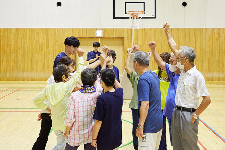 バスケの面白さと現役選手やチアリーダーの若さが、高齢者が心から楽しんで体を動かす動機につながっている（撮影/白石知香）