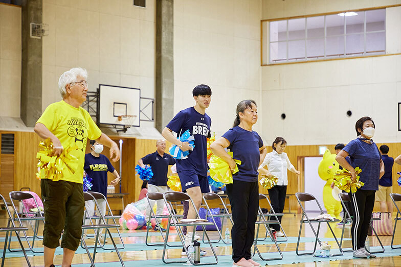 宇都宮ブレックスの若手選手も、高齢者と並び一緒に踊っているのが印象的（撮影/白石知香）