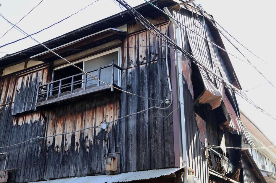 火災で２階の一室が焼けた民家＝24日午前、神戸市兵庫区湊川町６