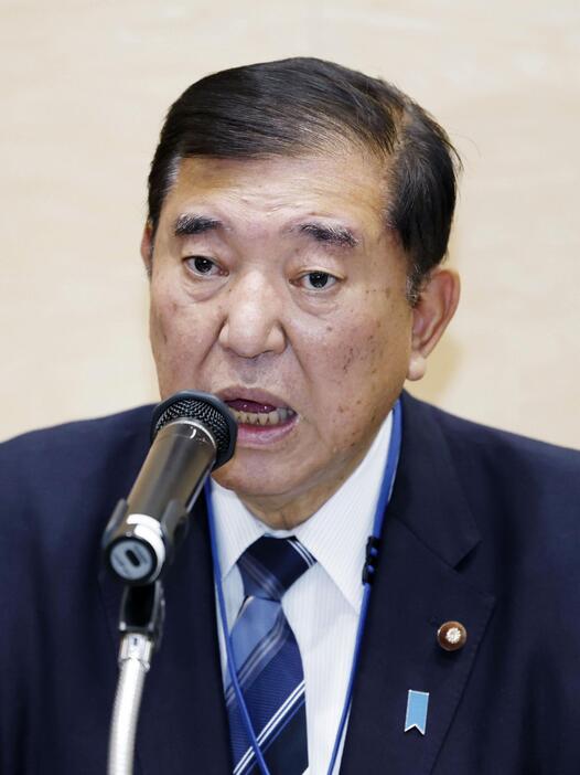 東京電力福島第1原発の視察を終え、記者団の質問に答える石破首相＝14日午後、福島県大熊町