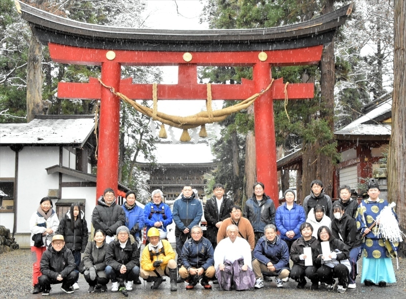 大しめ縄の完成を喜ぶ町民有志ら