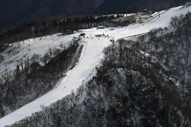 3季ぶりに開業した五ケ瀬ハイランドスキー場=2024年12月20日午前9時40分、宮崎県五ケ瀬町、朝日新聞社ヘリから、山本壮一郎撮影