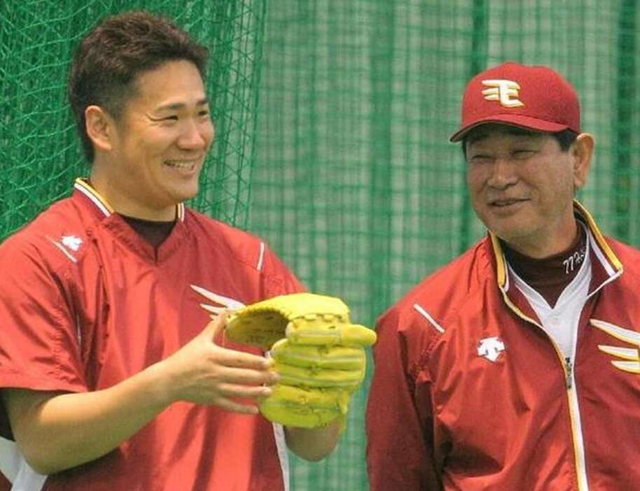 田中将大投手と星野仙一・楽天元監督＝2012年２月、沖縄県久米島町