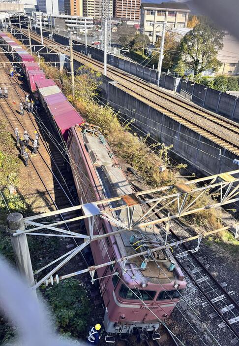 鹿児島県薩摩川内市のJR鹿児島線の川内駅近くで脱線した貨物列車＝12日午前10時38分