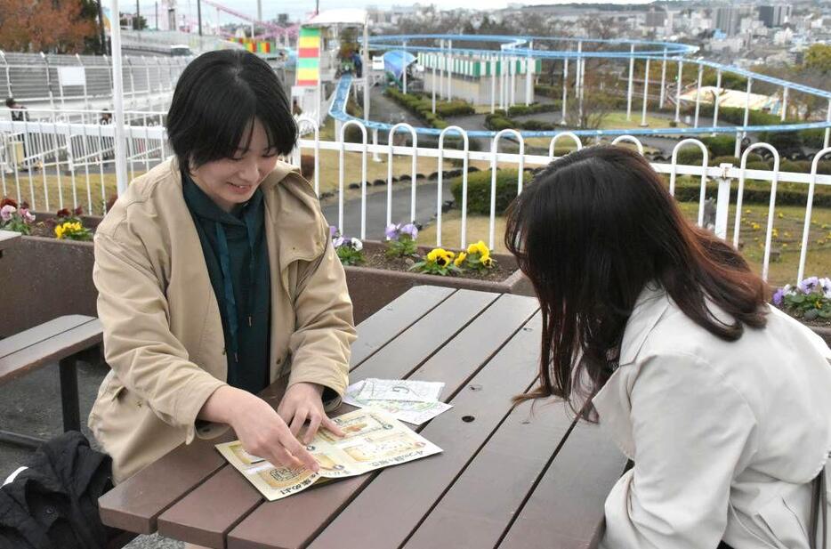 謎解きを楽しむ来園者