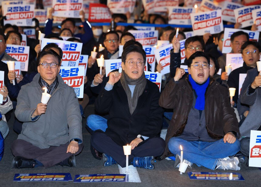 (写真：朝鮮日報日本語版) ▲11月23日に光化門周辺で集会に参加する韓国野党・共に民主党の李在明（イ・ジェミョン）代表（中央）、同党の金民錫（キム・ミンソク）最高委員（左）、朴賛大（パク・チャンデ）院内代表。写真は参加者らと共にスローガンを叫ぶ3人。／聯合ニュース