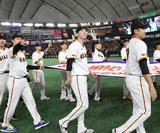 MLBへ挑戦する菅野[右]からエースの座を継承し、さらに歩みを進めていく