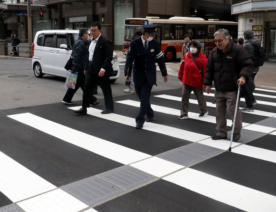 白線の間隔が広くなった横断歩道