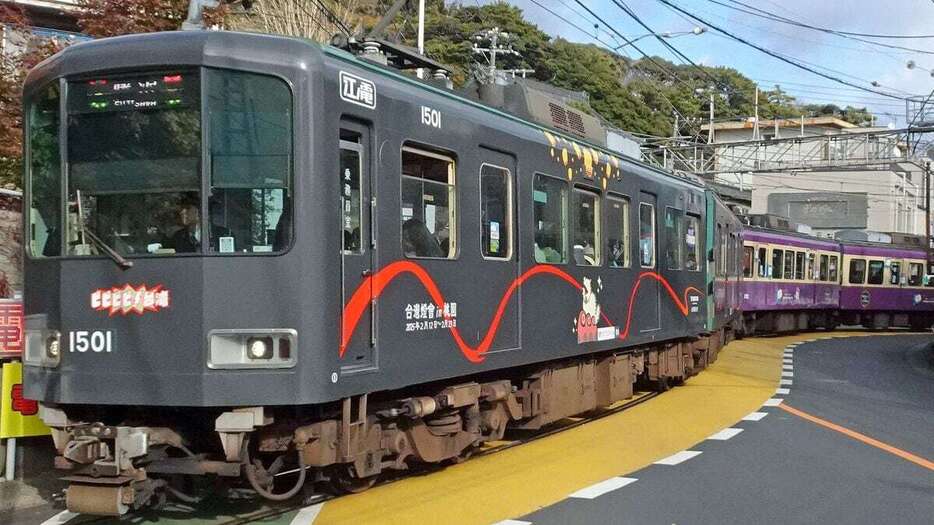 台湾のランタンフェスをPRする江ノ島電鉄のラッピング電車＝12日、神奈川県藤沢市（山沢義徳撮影）