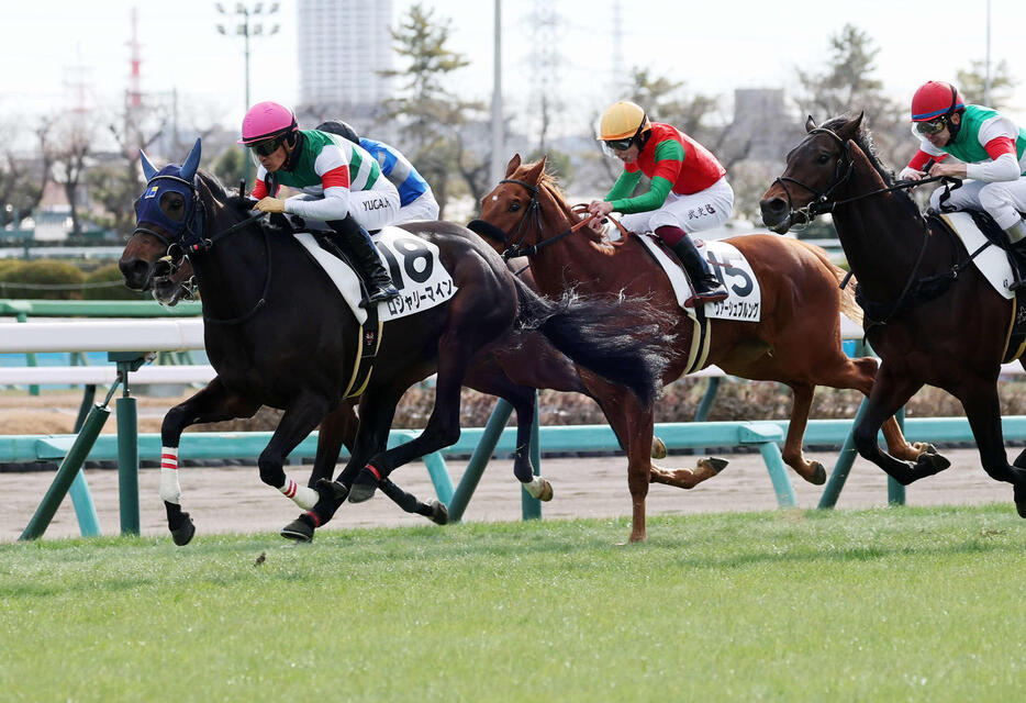 中山4R、2歳未勝利を制したロジャリーマイン（左）（撮影・鈴木正人）