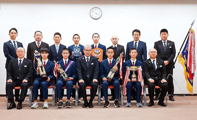 日吉亨県教育長（前列中央）に結果を報告した鶴ケ島市立藤中駅伝部の生徒ら＝24日、県庁