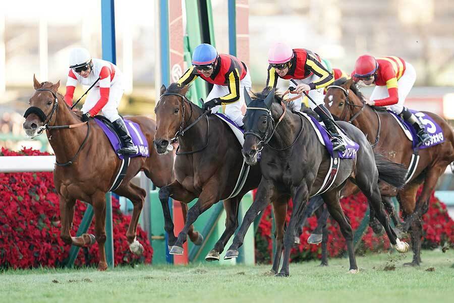 レガレイラ（青帽）とシャフリヤール（ピンク帽）をチラリと見るダノンデサイル鞍上の横山典弘（左）【写真：産経新聞社】