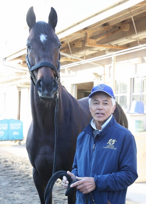 暮れのG1にアマキヒを送り出す国枝師（撮影・村上　大輔）