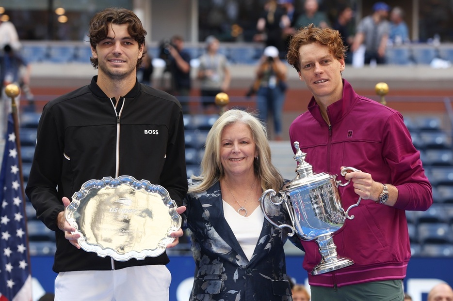 写真は（右から）2024年USオープン（アメリカ・ニューヨーク）の男子シングルスで初優勝を飾ったヤニク・シナー（イタリア）、大会ディレクターのステイシー・アラスター氏、準優勝のテイラー・フリッツ（アメリカ）（Getty Images）