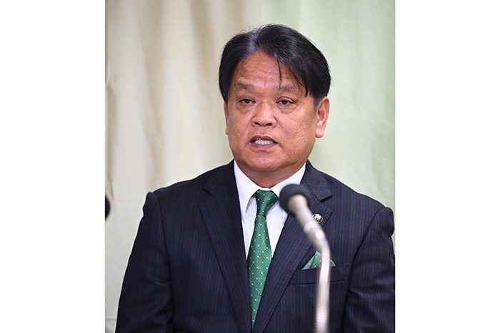 うるま市長選への出馬を表明する中村正人氏＝25日午後、うるま市田場