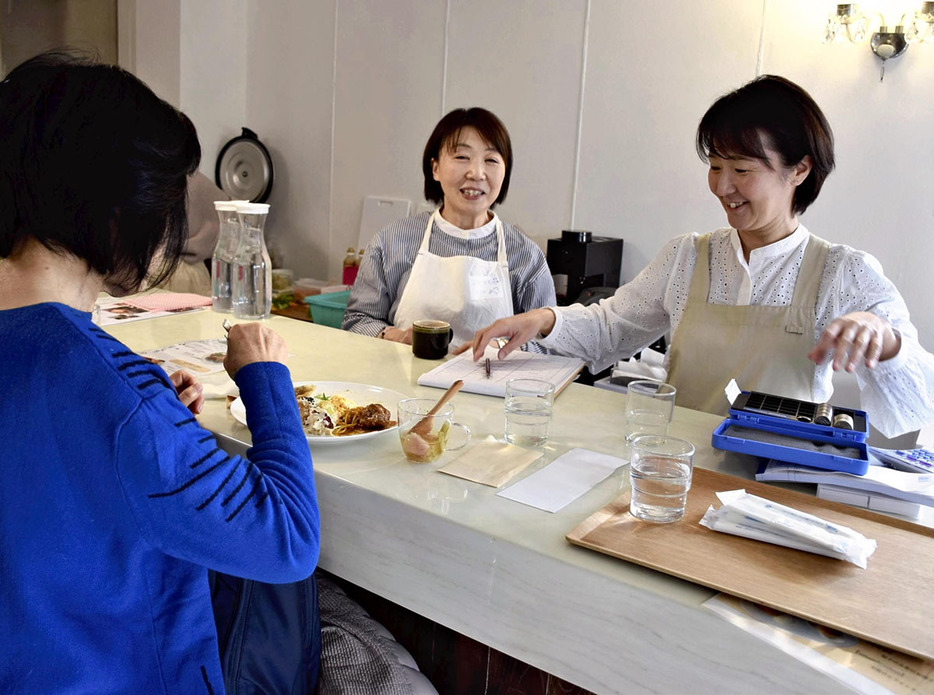 プレオープンしたシェアキッチンで接客する坪井さん（右）と菊田さん